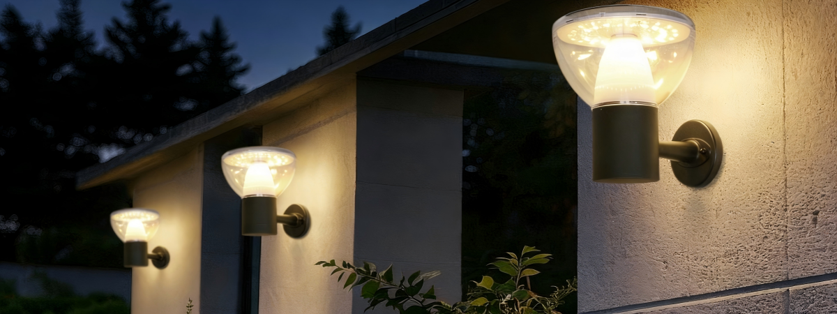 Illuminate outdoor boundaries and pillars with the ZC-BD1008 Compact Solar Light. Forged from die-cast aluminum, featuring a 5V/4.5W panel, 6000mAh battery, and 40 high-efficiency LEDs.