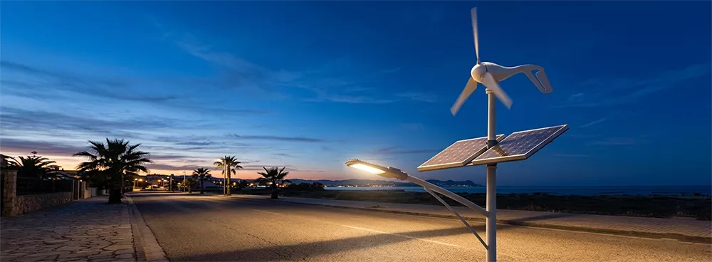 illuminazione-sostenibile-ibrida-solare-ed-eolica-al-crepuscolo